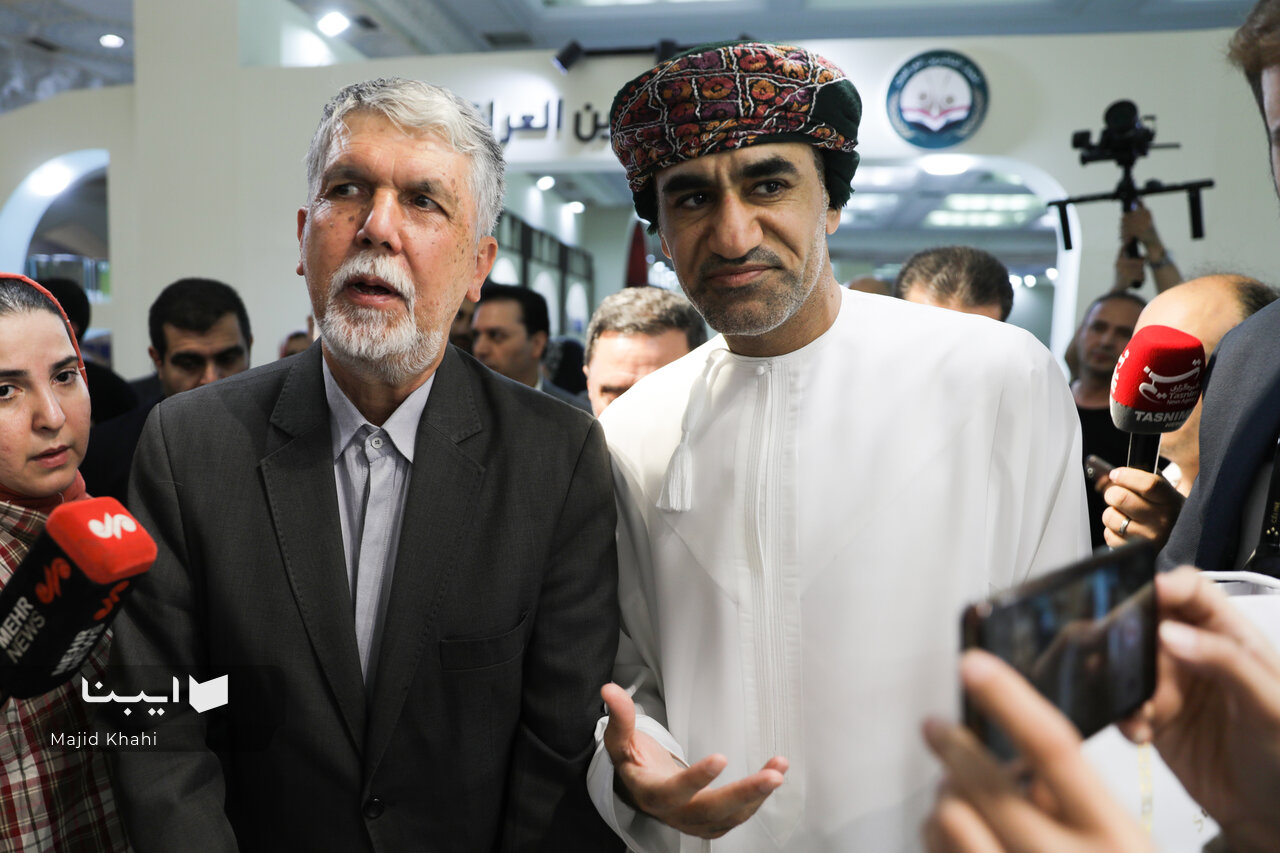 بازدید وزیر فرهنگ از بخش بین‌الملل نمایشگاه کتاب/هدیه یمنی‌ها به صالحی