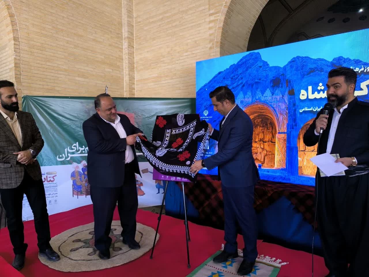 رونمایی از ۴ اثر جدید در روز فرهنگ کرمانشاه در سیوششمین نمایشگاه کتاب تهران