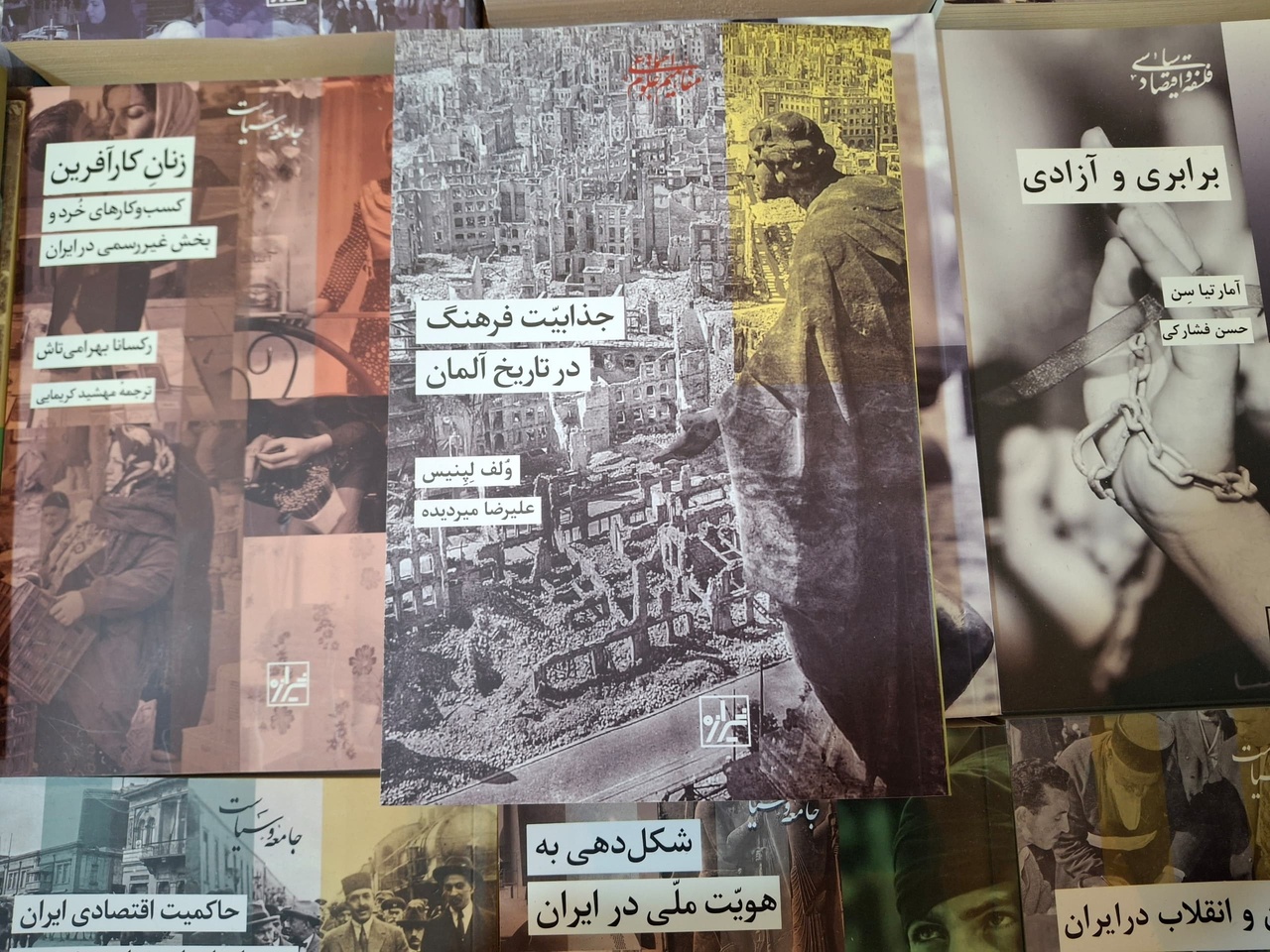 هیتلر سیاست را بدیلی از هنر می‌دید