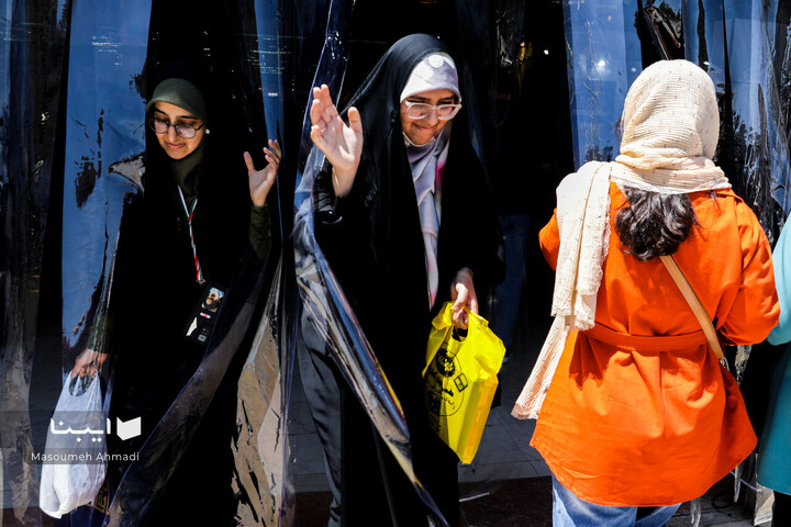 نمایی متفاوت از بازدیدکنندگان نمایشگاه کتاب تهران