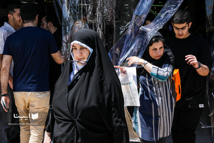 نمایی متفاوت از بازدیدکنندگان نمایشگاه کتاب تهران