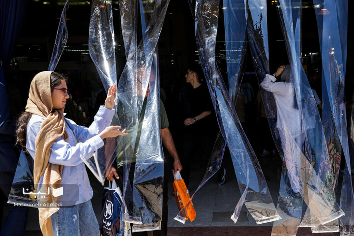 نمایی متفاوت از بازدیدکنندگان نمایشگاه کتاب تهران