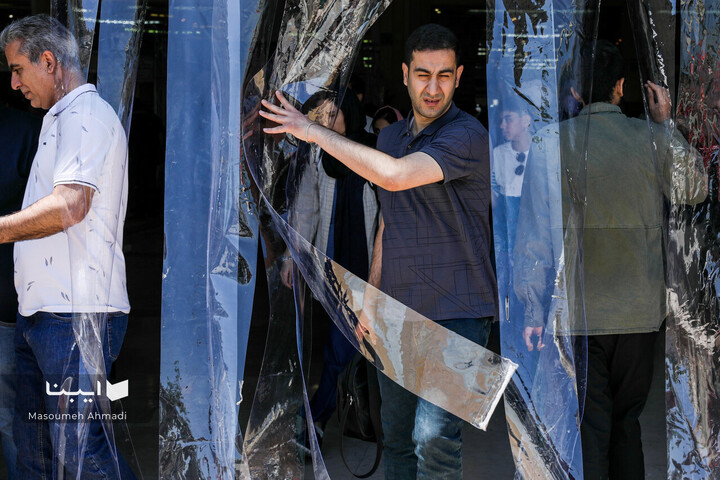 نمایی متفاوت از بازدیدکنندگان نمایشگاه کتاب تهران