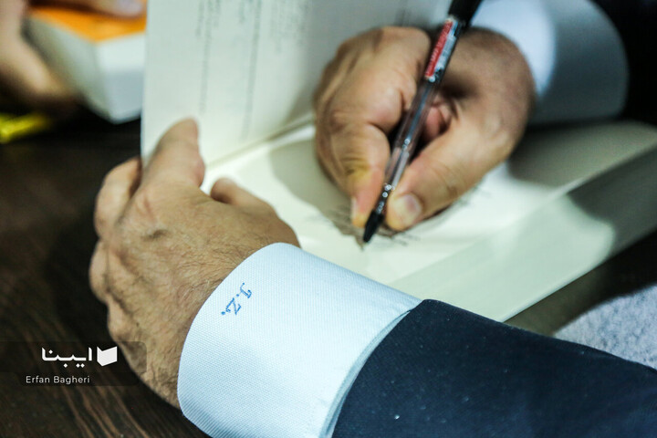 ظریف در نمایشگاه کتاب