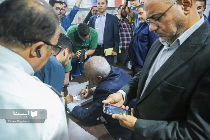 ظریف در نمایشگاه کتاب