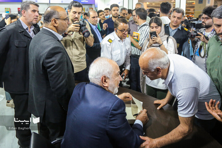 ظریف در نمایشگاه کتاب