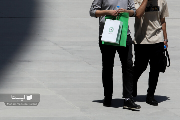 چیزهایی در دست...