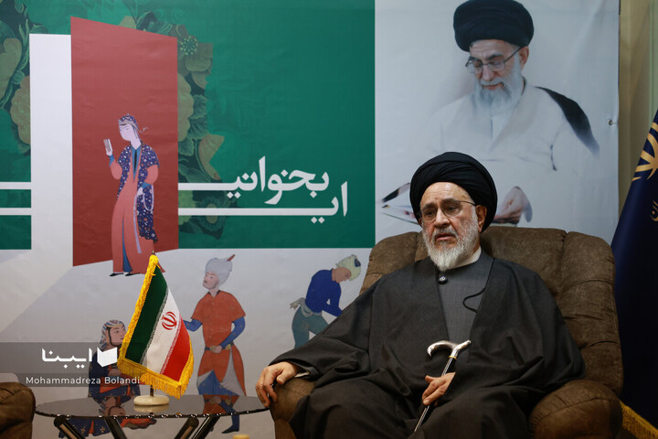 حضور مصطفی محقق داماد در نمایشگاه کتاب