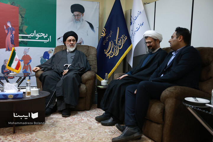 حضور مصطفی محقق داماد در نمایشگاه کتاب