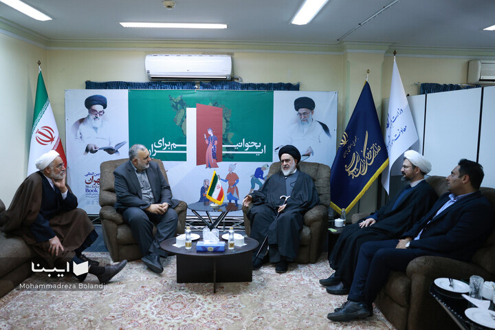 حضور مصطفی محقق داماد در نمایشگاه کتاب