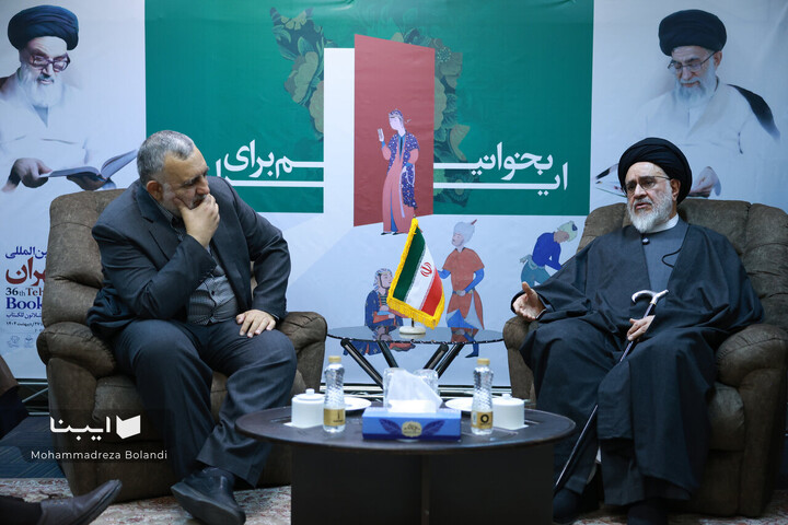 حضور مصطفی محقق داماد در نمایشگاه کتاب