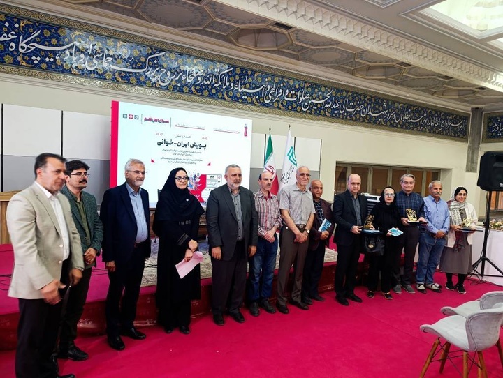 نشان خلیج فارس به کدام ناشر و نویسنده کودک و نوجوان رسید؟