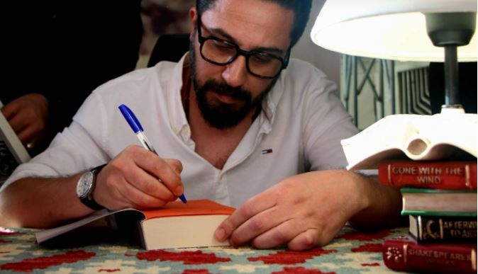 مراسم جشن امضای کتاب روزبه بمانی برگزار شد