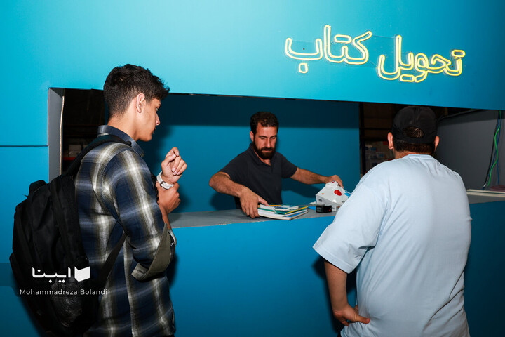 در میان رنگ ها،‌ در دل نمایشگاه