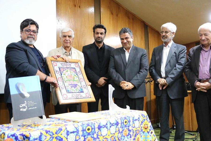 «آئینِ آئینه» در شیراز رونمایی شد