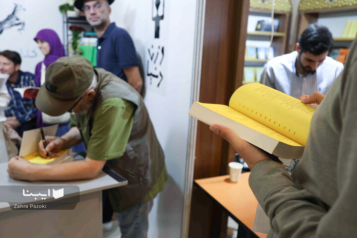 جواد خیابانی در نمایشگاه کتاب