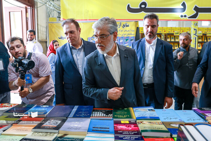 بازدید وزیر علوم، تخقیقات و فناوری از نمایشگاه کتاب