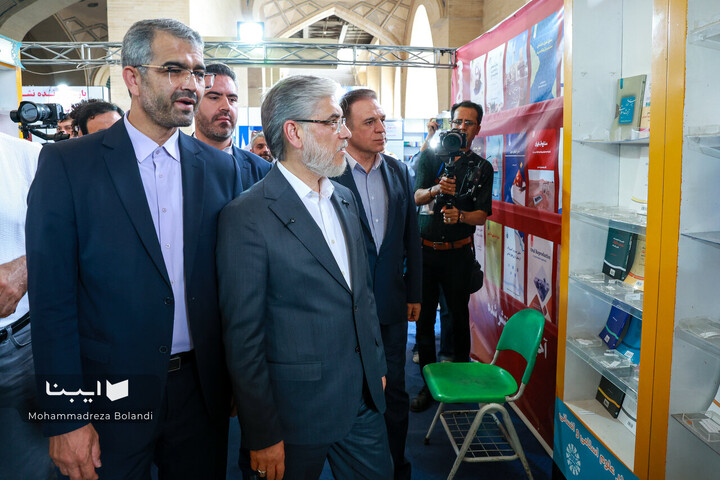 بازدید وزیر علوم، تخقیقات و فناوری از نمایشگاه کتاب