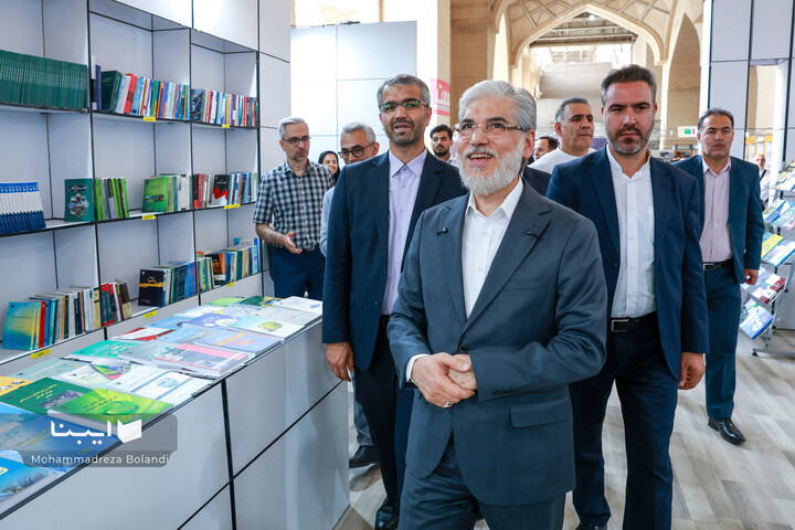 بازدید وزیر علوم، تخقیقات و فناوری از نمایشگاه کتاب