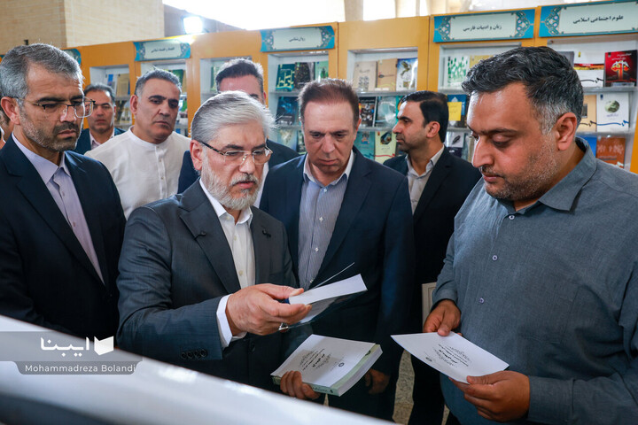 بازدید وزیر علوم، تخقیقات و فناوری از نمایشگاه کتاب