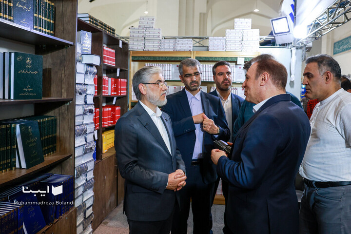 بازدید وزیر علوم، تخقیقات و فناوری از نمایشگاه کتاب