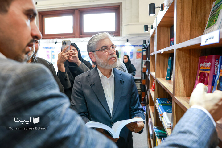 بازدید وزیر علوم، تخقیقات و فناوری از نمایشگاه کتاب