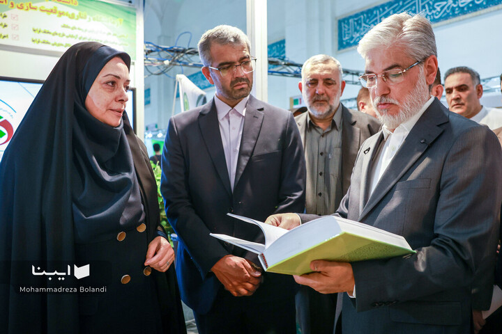بازدید وزیر علوم، تخقیقات و فناوری از نمایشگاه کتاب