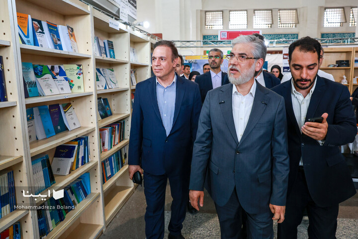 بازدید وزیر علوم، تخقیقات و فناوری از نمایشگاه کتاب