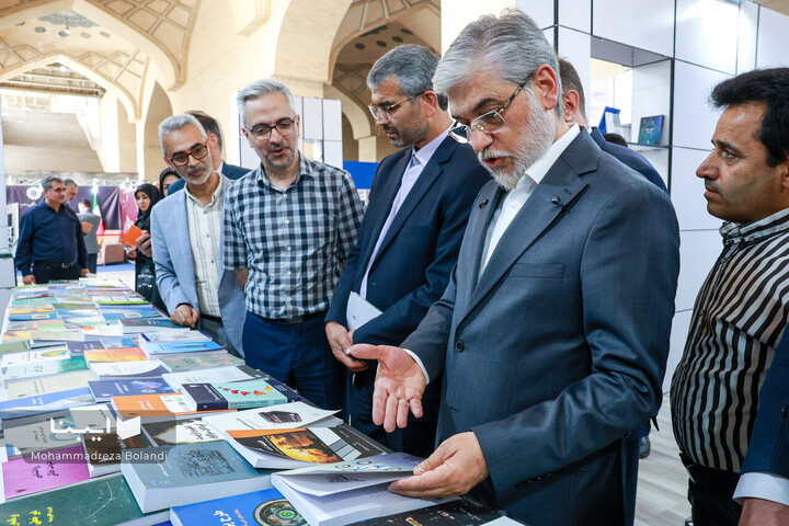 بازدید وزیر علوم، تخقیقات و فناوری از نمایشگاه کتاب