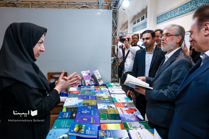 بازدید وزیر علوم، تخقیقات و فناوری از نمایشگاه کتاب