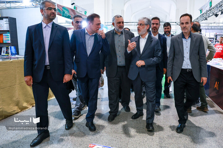 بازدید وزیر علوم، تخقیقات و فناوری از نمایشگاه کتاب