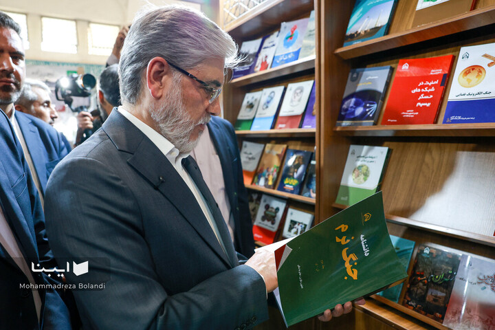 بازدید وزیر علوم، تخقیقات و فناوری از نمایشگاه کتاب