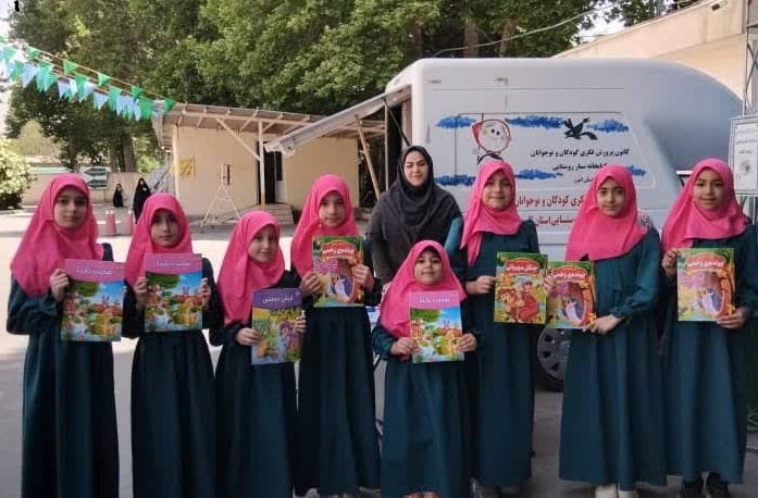 اتوبوسی از جنس قصه؛ کتابخانه سیار و جادوی کتاب در قلب روستاها