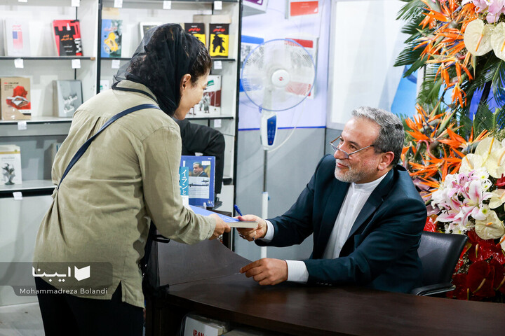 وزیر امور خارجه در نمایشگاه کتاب