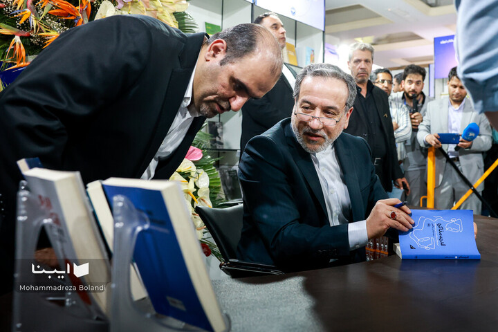 وزیر امور خارجه در نمایشگاه کتاب