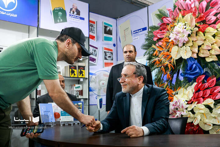 وزیر امور خارجه در نمایشگاه کتاب