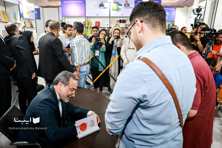 وزیر امور خارجه در نمایشگاه کتاب