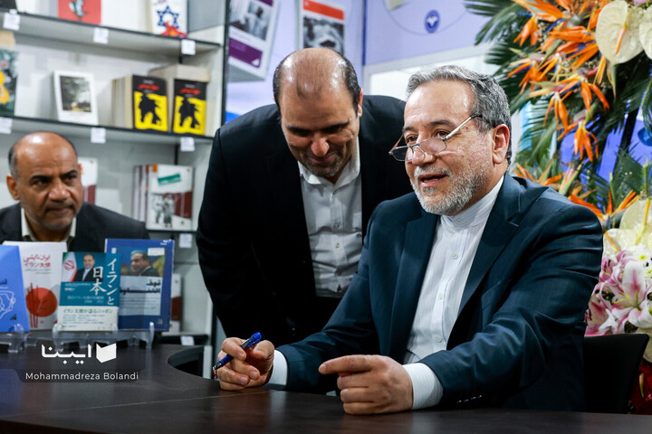 وزیر امور خارجه در نمایشگاه کتاب