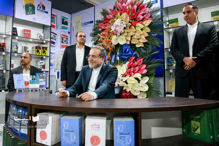 وزیر امور خارجه در نمایشگاه کتاب