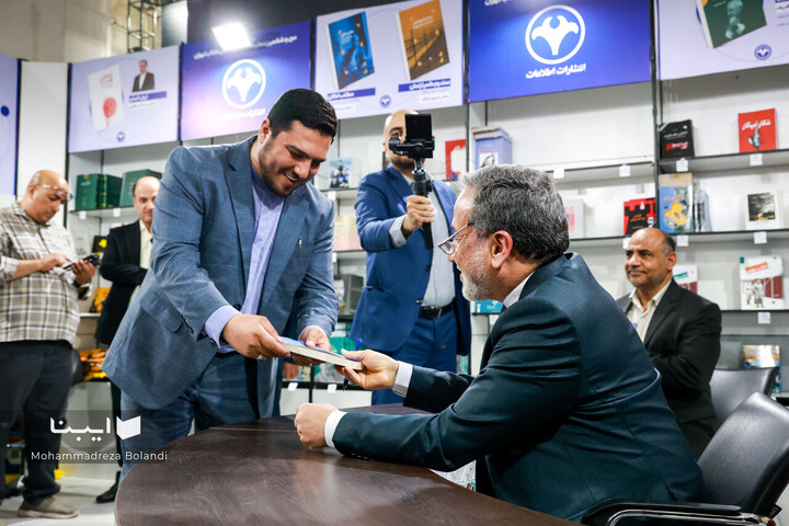 وزیر امور خارجه در نمایشگاه کتاب