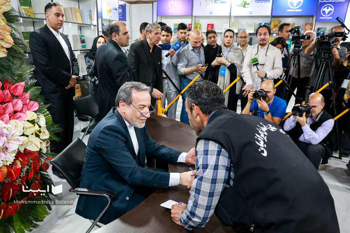 وزیر امور خارجه در نمایشگاه کتاب