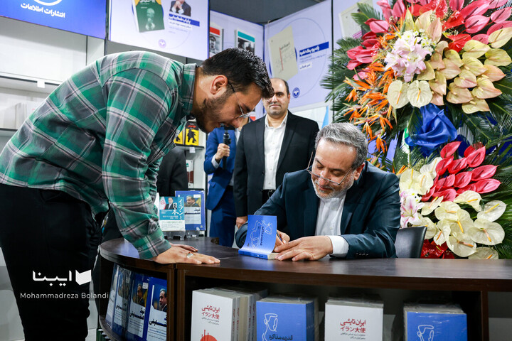 وزیر امور خارجه در نمایشگاه کتاب