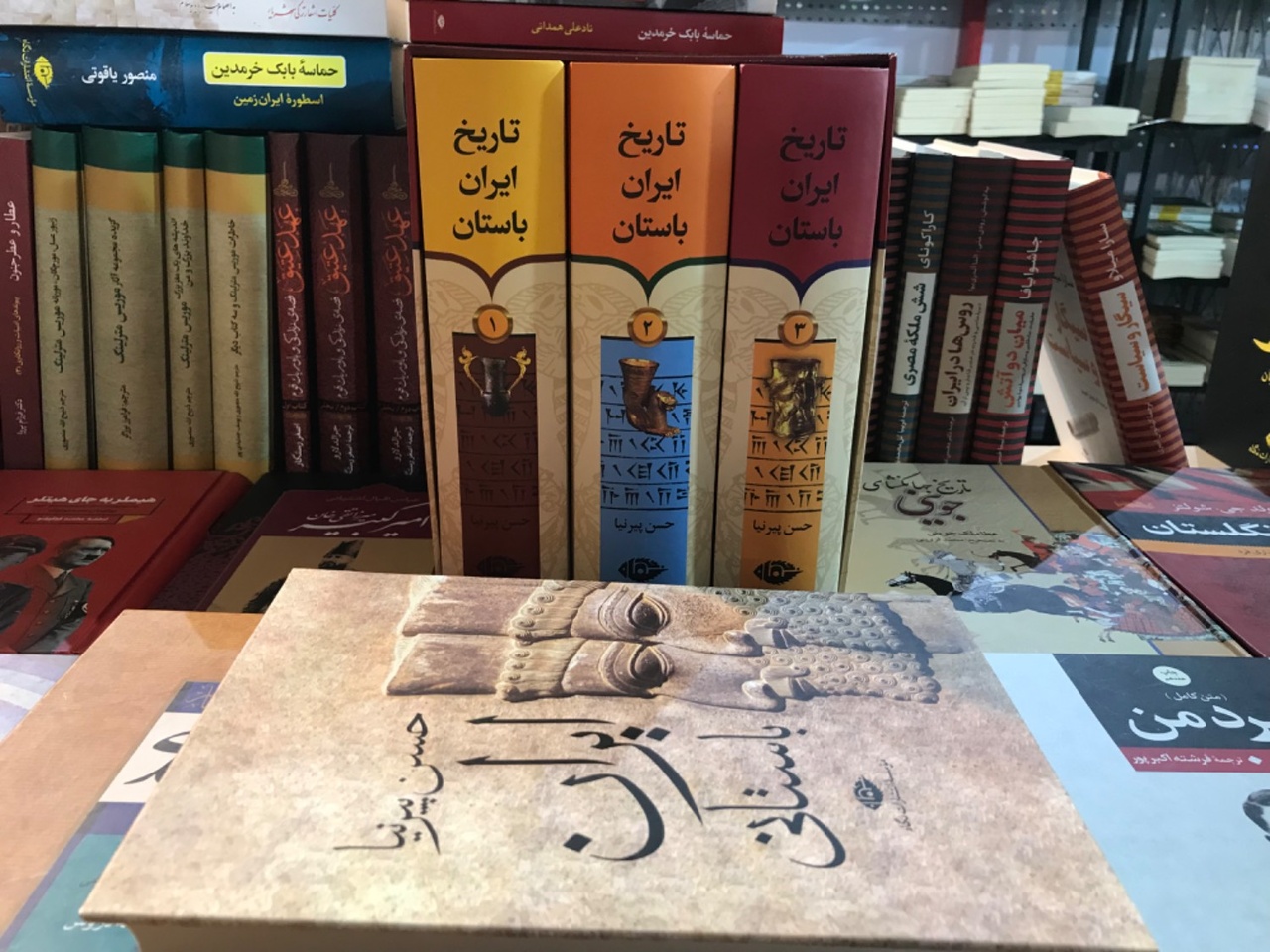 تاریخ آدم را پیر میکند