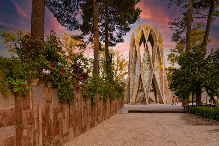 خیام نیشابوری؛ نابغه‌ای فرازمان و فرامکان/ آرامگاه حکیم چگونه ساخته شد؟