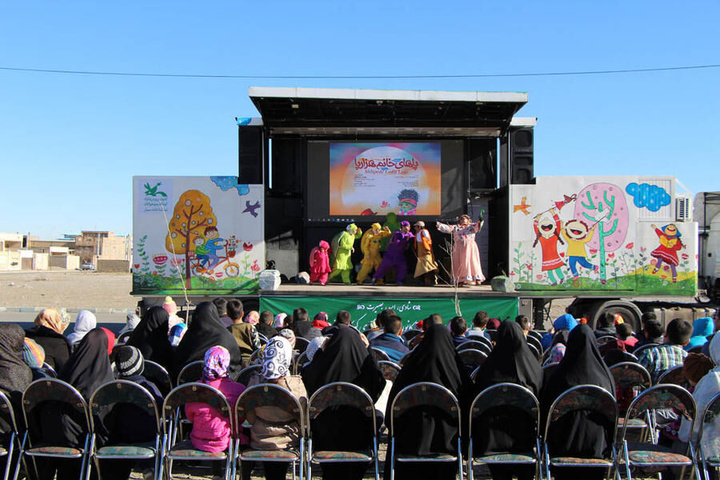 بیش از ۳۰۰ هزار کودک و نوجوان از برنامه‌های تماشاخانه‌های سیار کانون بهره‌مند شدند
