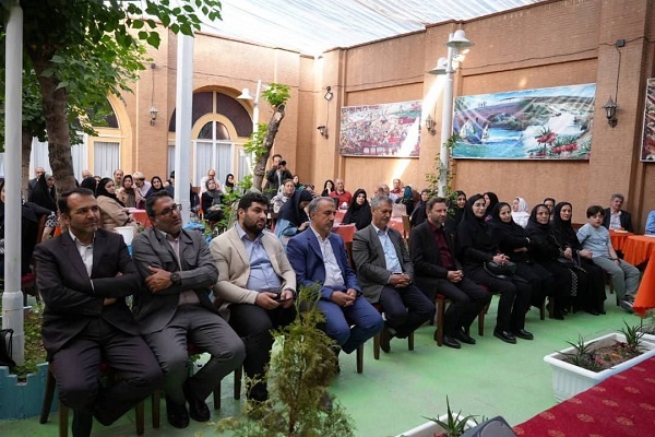 کتاب «نان و نمد» به همت حوزه هنری و شهرداری شهرکرد رونمایی شد