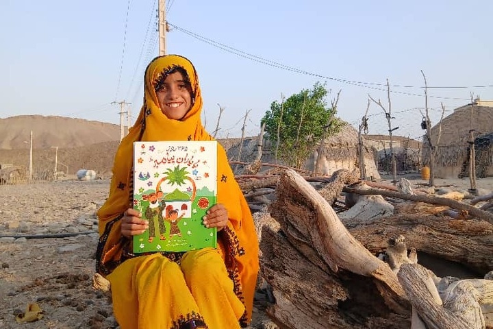 هدیه‌ای از پایتخت به اهالی «پیشانی کَندک»/ کتاب به کپرنشینان هرمزگان رسید