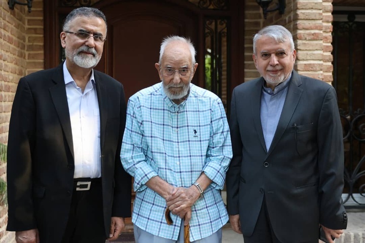 استاد موحد «نماد پیوست خرد، معنا و هویت» است