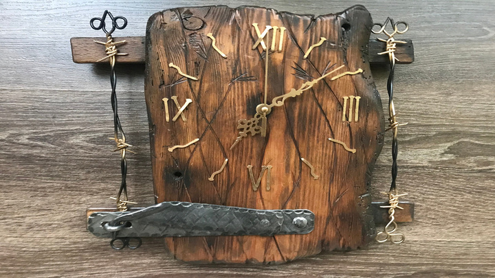 اولین ساعت دیواری جهان