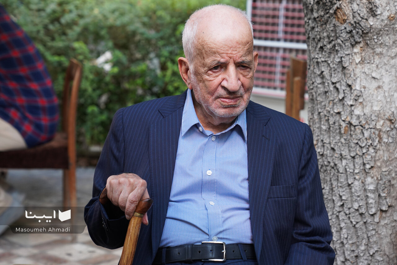 مهدی محقق به نهاد کتابخانه‌های عمومی کتاب اهدا کرد